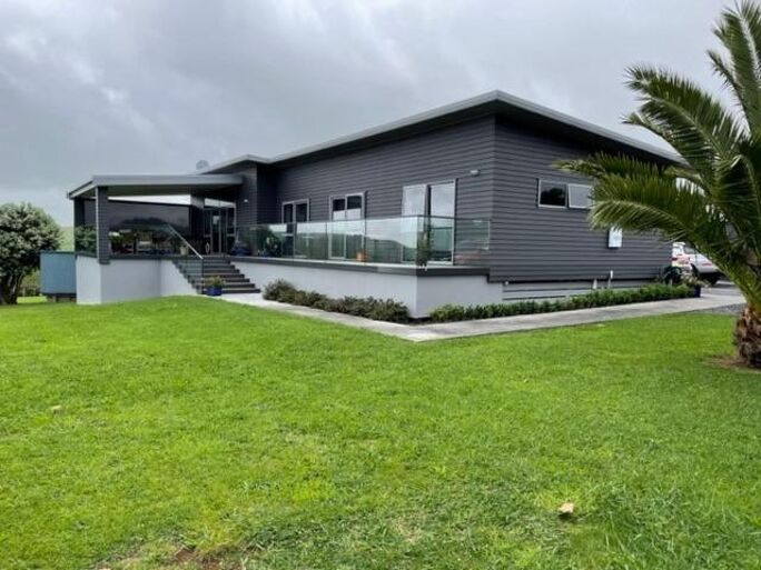 Brenda & Zane, Raglan